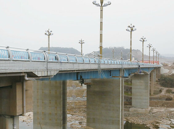 恩阳区:新大桥进行桥体亮化工程