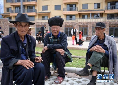 （走向我們的小康生活·決戰(zhàn)決勝脫貧攻堅·圖文互動）（3）大涼山孩子的書桌