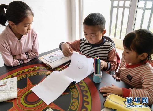 （走向我們的小康生活·決戰(zhàn)決勝脫貧攻堅·圖文互動）（6）大涼山孩子的書桌