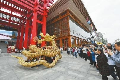 9月24日下午，旅博会展馆入口，演员们正在排练，吸引了大批市民观看。