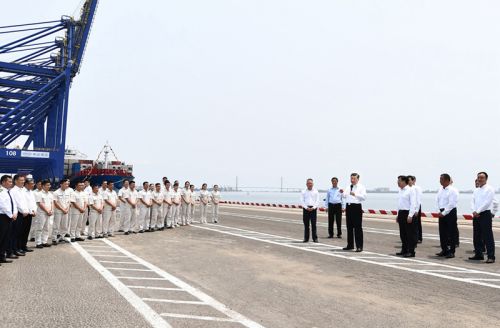 2022年4月10日至13日，中共中央總書記、國家主席、中央軍委主席習(xí)近平在海南考察。這是12日上午，習(xí)近平在洋浦國際集裝箱碼頭小鏟灘港區(qū)，同現(xiàn)場作業(yè)人員、掛職干部代表等親切交流。新華社記者 燕雁 攝